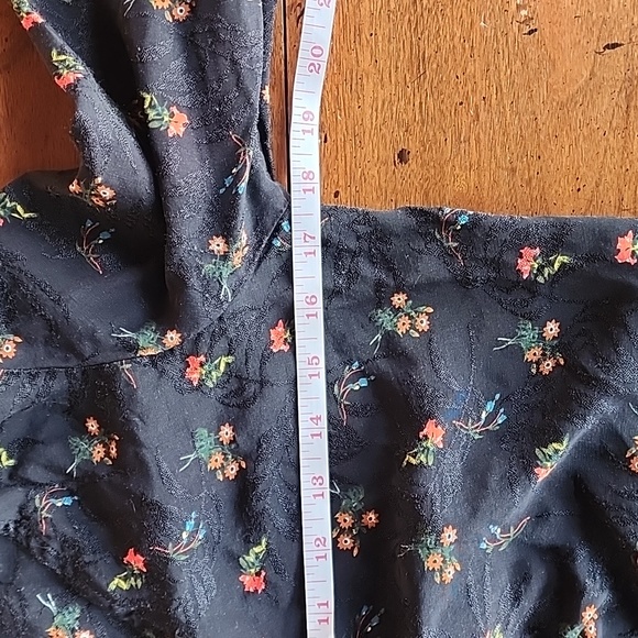 Urban Outfitters Long Sleeve Viscos Crop Top Size Small - Picture 7 of 11